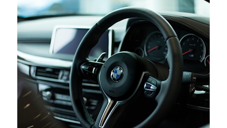 Stop lampeggianti e Adas, da luglio 2026 le nuove regole Ue per auto e furgoni