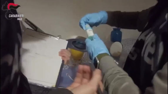 Circoncisione clandestina al neonato sul tavolo della cucina, denunciato chirurgo