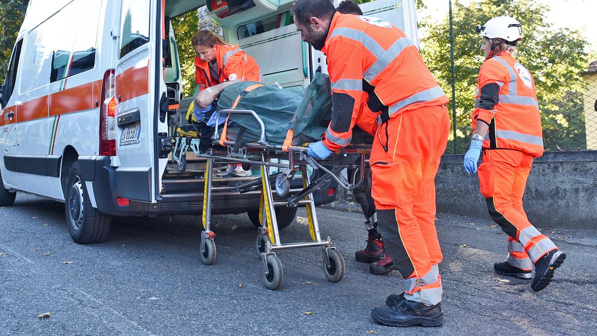 Si schianta in moto sotto gli occhi della compagna: 42enne bresciano perde la vita in Trentino