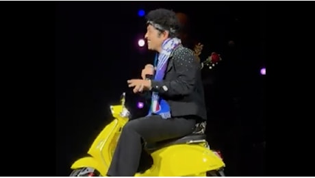 Bruno Mars a Milano entra sul palco con una Vespa gialla: il video del concerto a San Siro