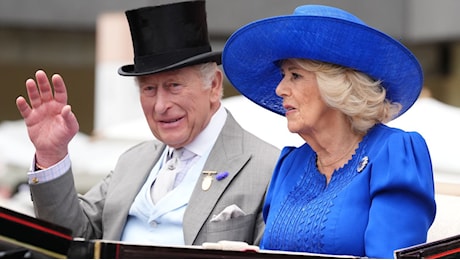 Carlo e Camilla non tornano a Buckingham: il re resta a Clarence House