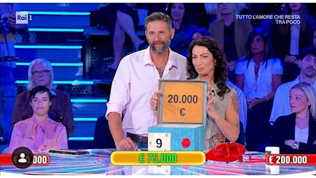 Affari Tuoi, Herbert Ballerina veste i panni di Batman ma Matteo di Cervia affonda tra i pacchi rossi