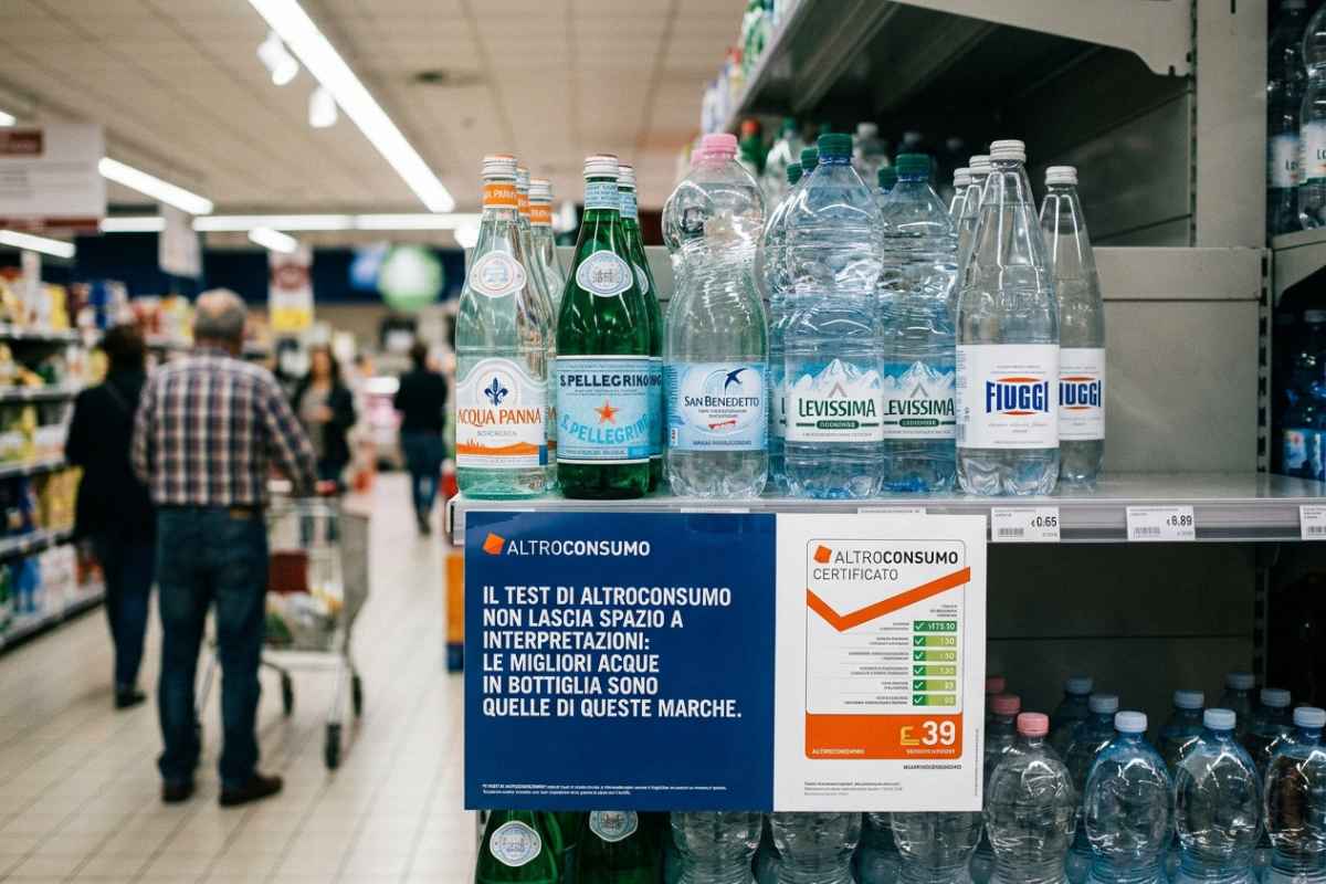 Acqua in bottiglia, il test di Altroconsumo non lascia spazio a interpretazioni: sono queste le migliori