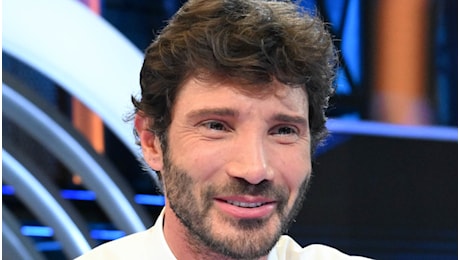Affari Tuoi, Stefano De Martino difende Martina Miliddi dalla battuta di Herbert Ballerina: “È carinissima”