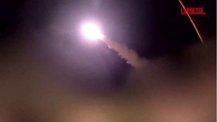 Iran, esercito diffonde video del lancio di missili: le munizioni con adesivi anti-Usa - Il Sole 24 ORE