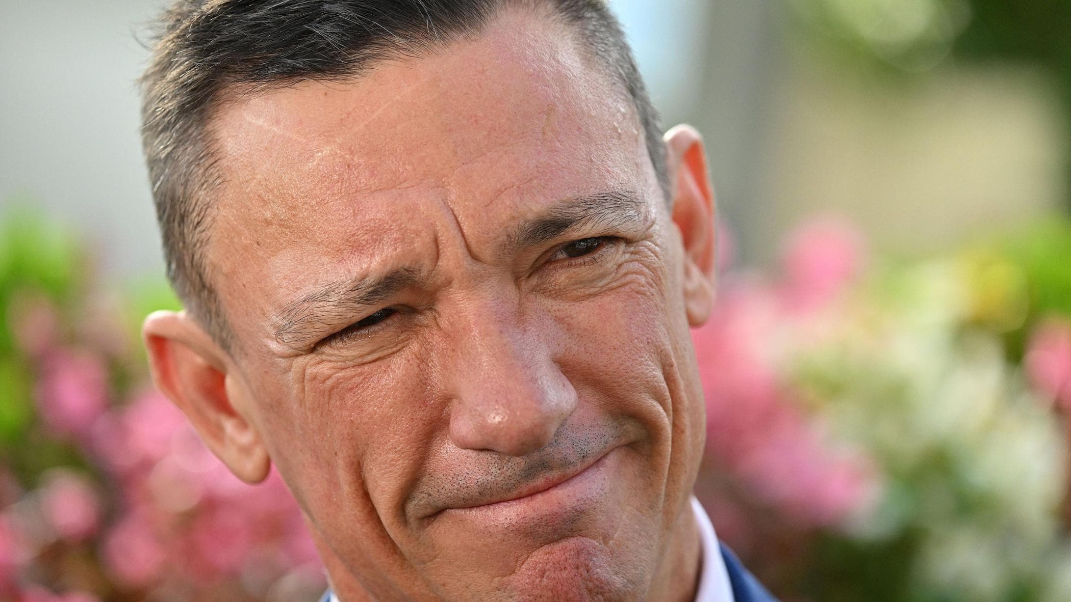 Frankie Dettori, grave incidente stradale per il fantino: “Ha diverse costole rotte”