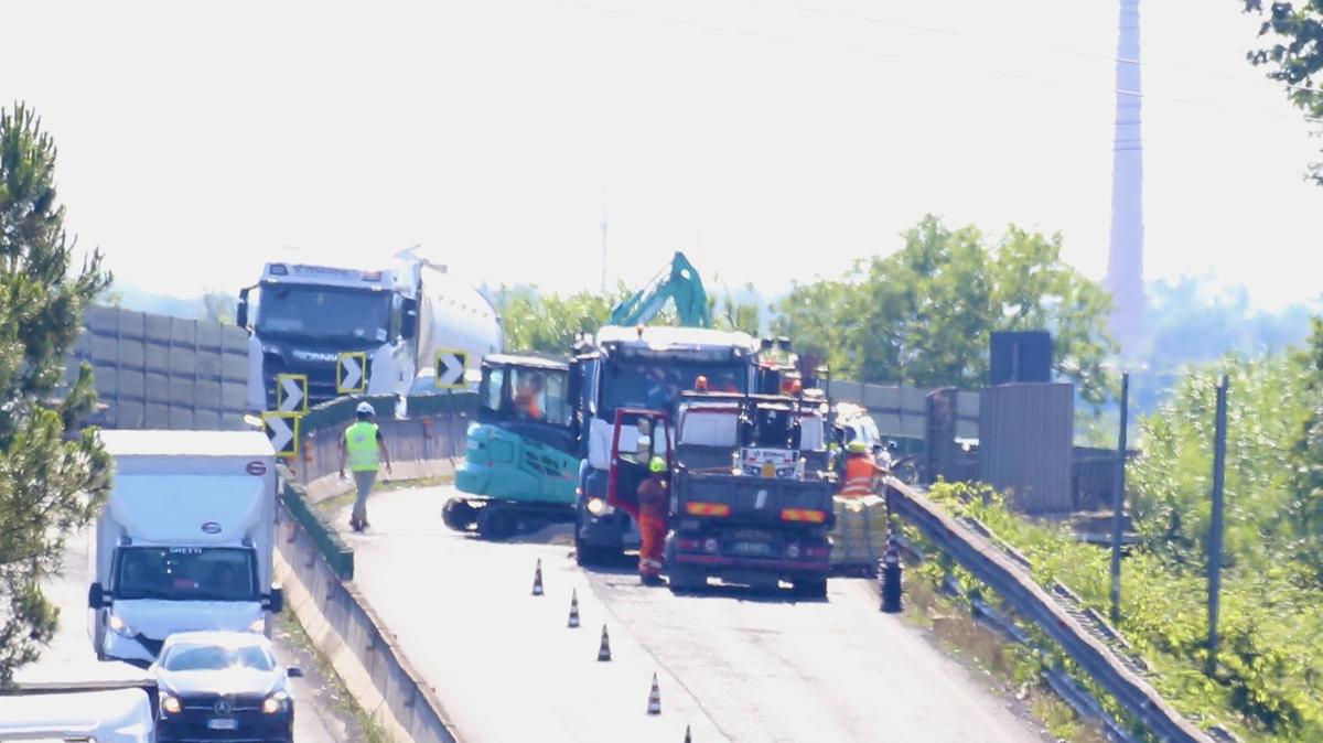 La strada dei Dannati nel caos. Cede la carreggiata in Fipili. Tratto chiuso per opere urgenti
