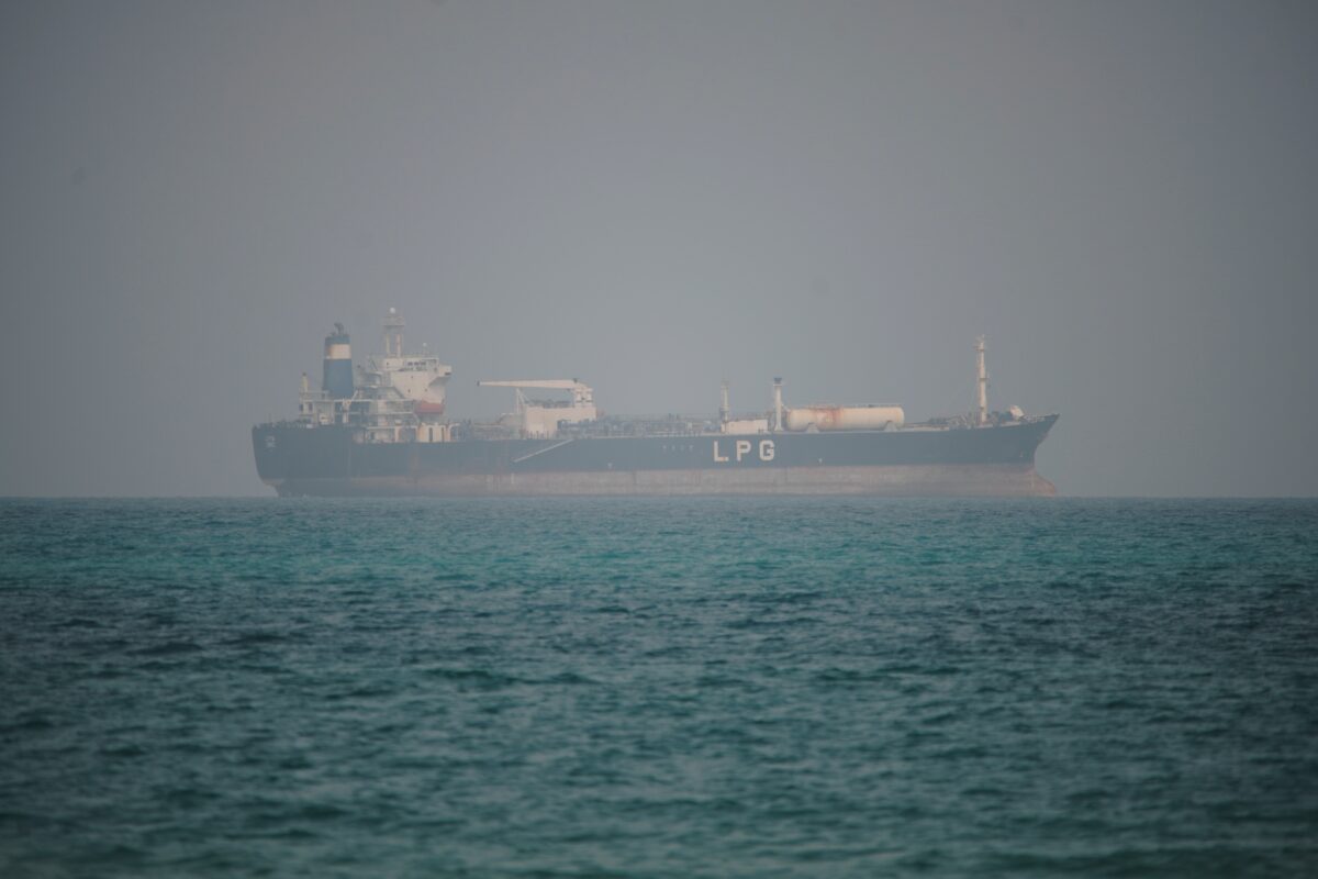 Mar Rosso, gli Houthi bloccano lo Stretto Bab el-Mandeb. Trump minaccia: Ce ne occuperemo