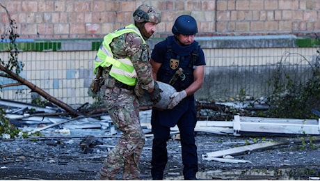 Drone russo colpisce una scuola a Kiev: bambini illesi nel rifugio, incendio domato