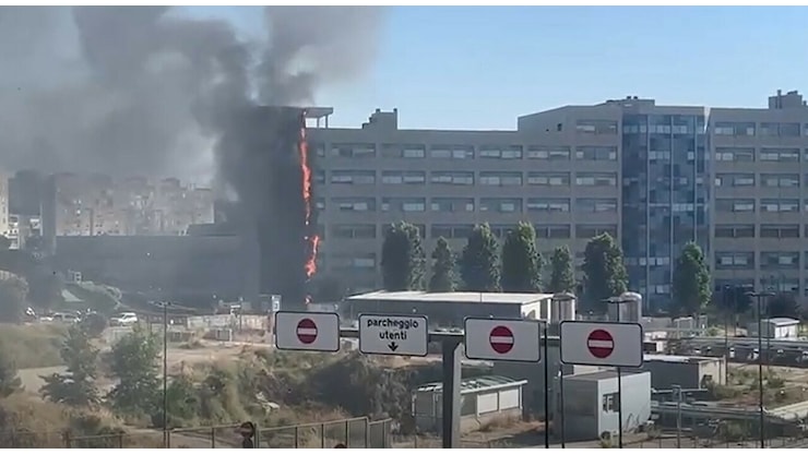 Napoli, incendio all'ospedale del Mare: evacuati i reparti, enorme colonna di fumo nero sulla città - Il Messaggero