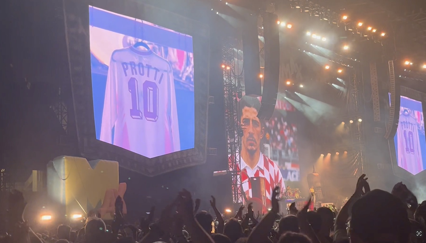 Max Pezzali commuove il San Nicola, le maglie di Protti sul palco: omaggio ai calciatori biancorossi – VIDEO