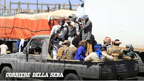 Yemen, missili e droni houthi sull'aeroporto di Aden mentre la battaglia per Bab el-Mandeb non si ferma