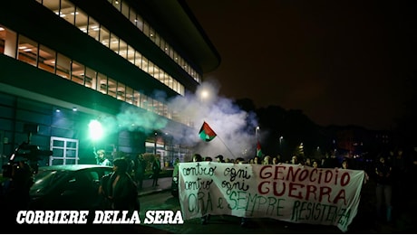 Torino, corteo pro Pal bloccato sul lungo Dora: lancio di oggetti e idrante della polizia
