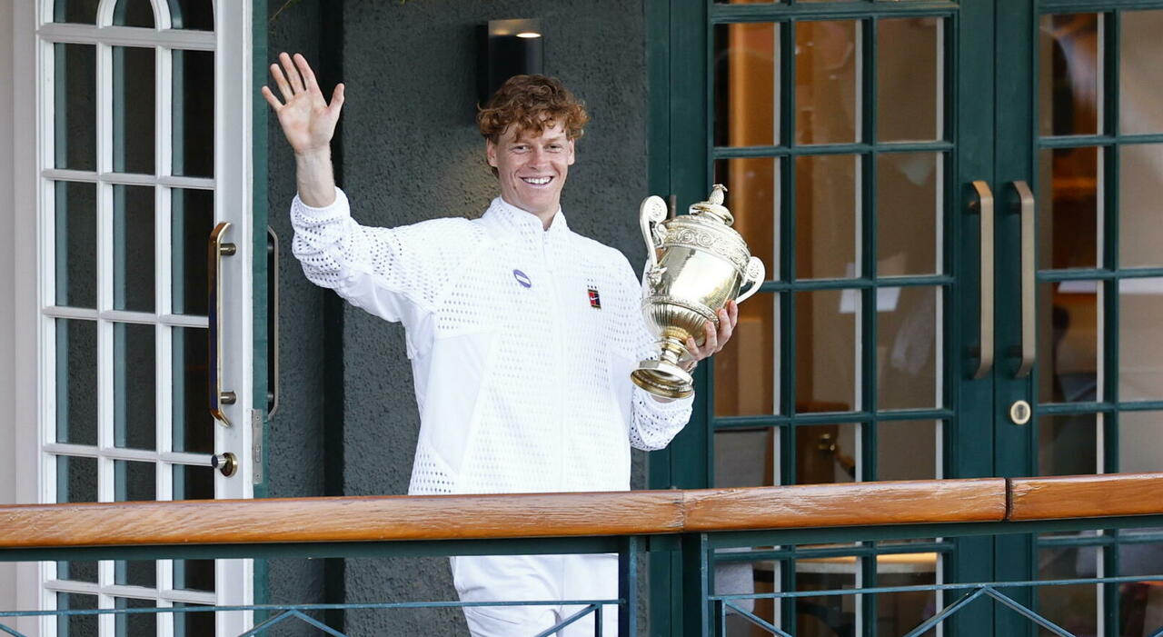 Sinner costretto a restituire il trofeo di Wimbledon dopo solo mezz’ora, perché lo ha dovuto lasciare a Londra (e cosa ha avuto in cambio)
