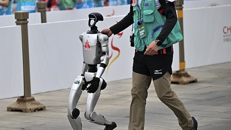 Cina, al via carta d'identità digitale per i robot umanoidi - Tgcom24