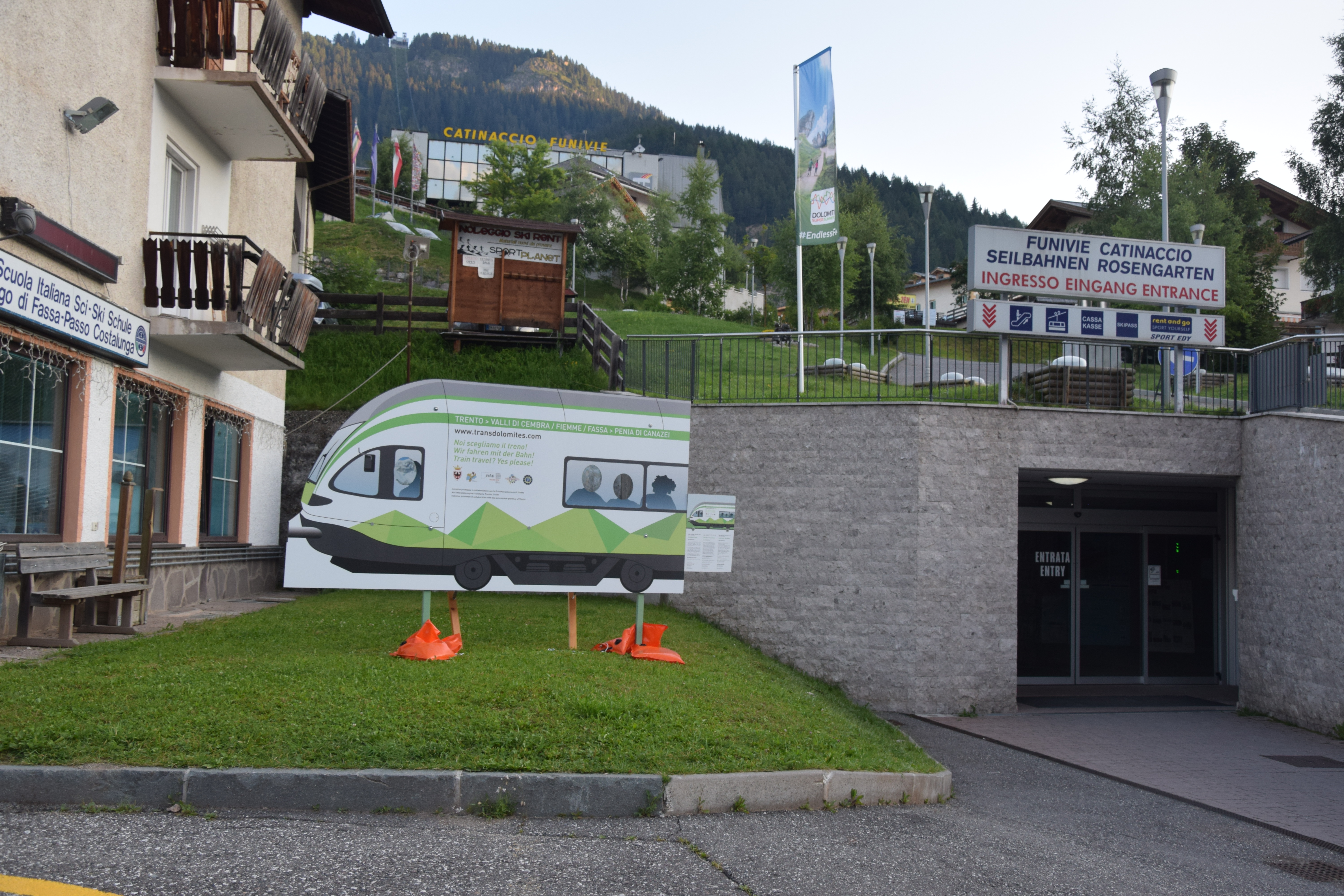 La sagoma ferroviaria di Transdolomites esposta a Vigo di Fassa (TN) in Piazza J.B. Massar
